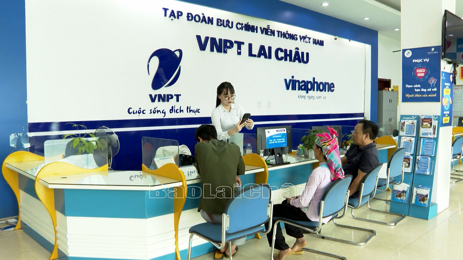 Nhân viên VNPT Lai Châu hỗ trợ khách hàng thực hiện chuẩn hóa dữ liệu di động cá nhân.